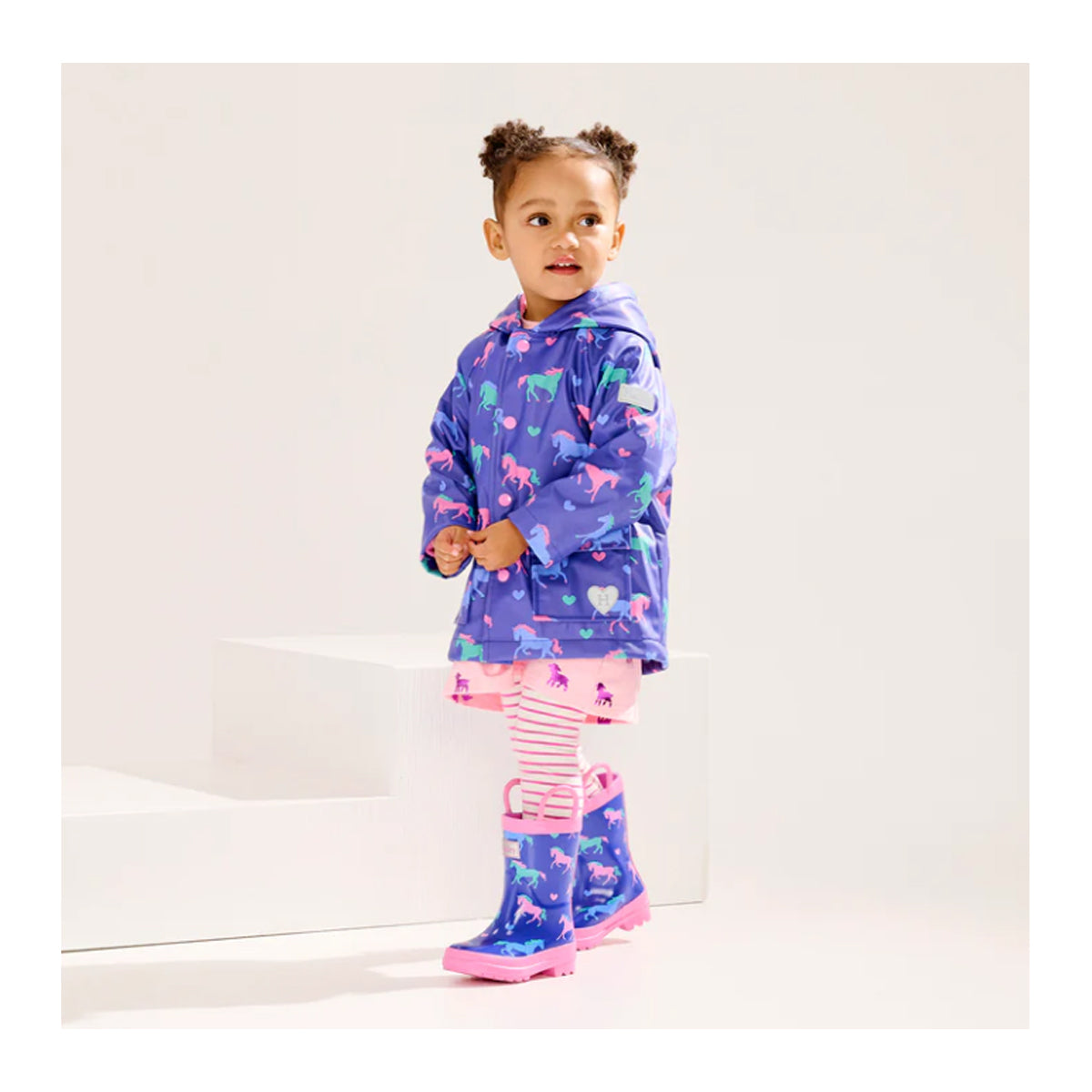 Hatley Regenmantel mit Druckern bläulich-violett mit Pferde- und Herzen