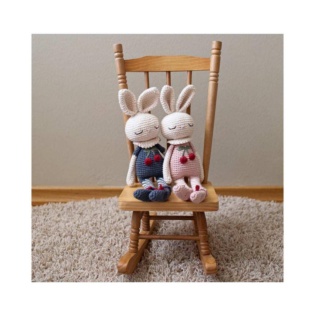 Patti Oslo Hase Britney mit Kirsche Indigo Blau 29 cm